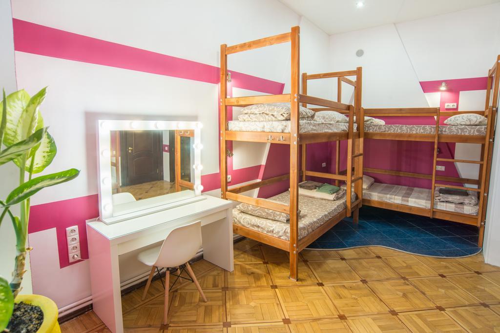 Hostel Berloga Odessa Exterior photo